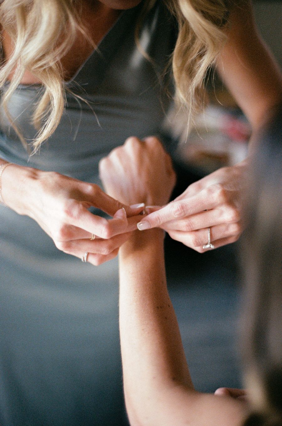 Sister of the bride getting ready for wedding in chileno bay auberge resort in los cabos